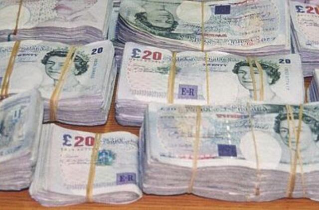 Britas ant automobilio stogo pamiršo 80 tūkst. svarų sterlingų