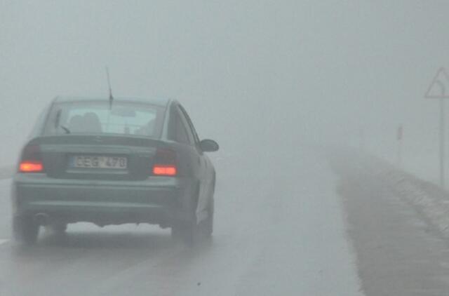 Eismo sąlygos: vakariniuose rajonuose rytą tvyrojo rūkas