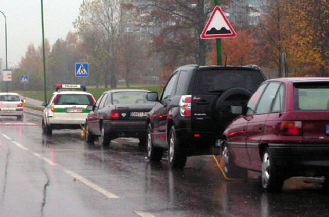 Gatvėse - seni blogi mašinų statymo įpročiai
