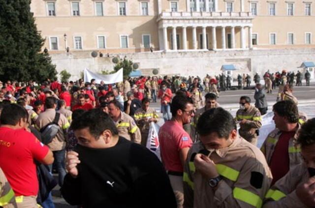 Graikų policininkai panaudojo ašarines dujas prieš ugniagesius