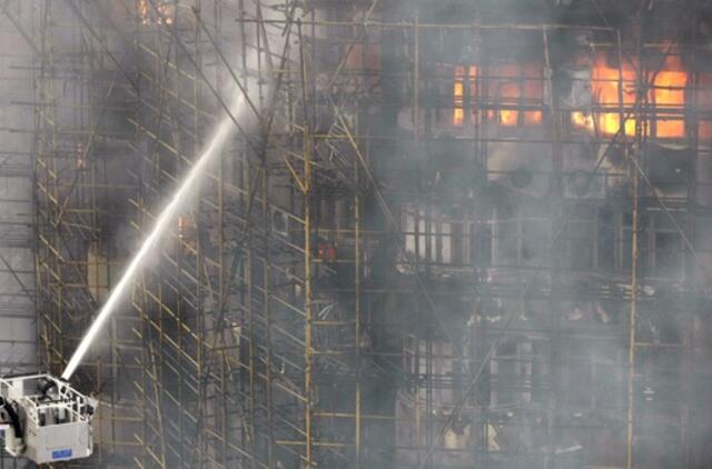 Kinija: dėl tragiško gaisro Šanchajaus dangoraižyje suimti keturi asmenys