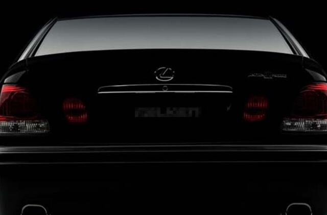 Naktį dideliu greičiu važiavęs "Lexus" taranavo kelis automobilius