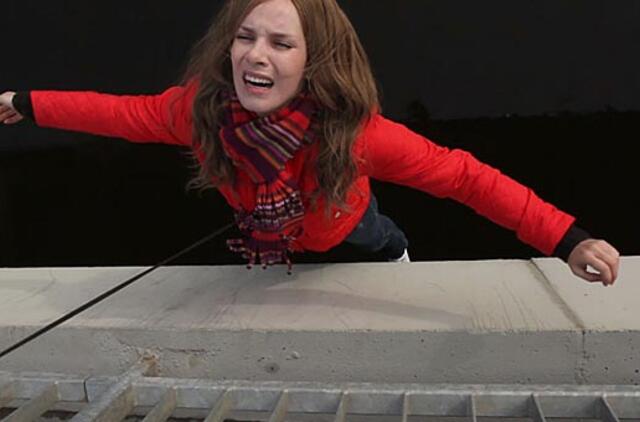 Naujo serialo filmavimas prasidėjo aktorės skrydžiu nuo tilto