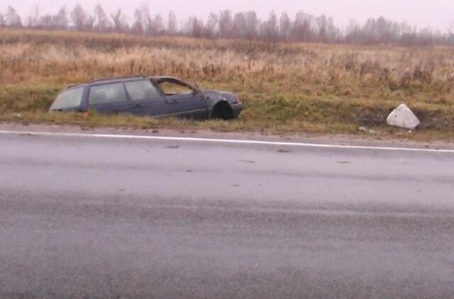 Pasprukusį vairuotoją išdavė basa koja