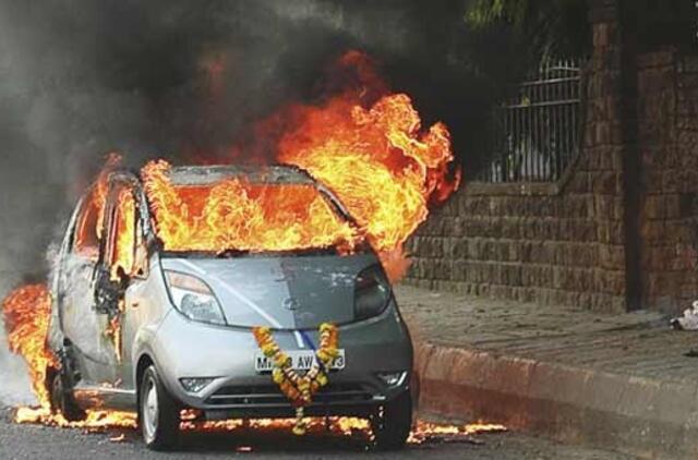 Pigumo burbulas subliuško: atšaukiami visi parduoti "Tata Nano" modeliai