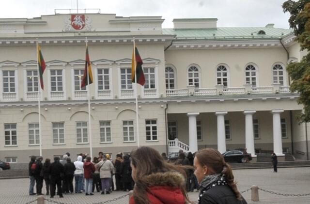 Prezidentė: noriu, kad mano žmonės nemokamų atostogų neitų