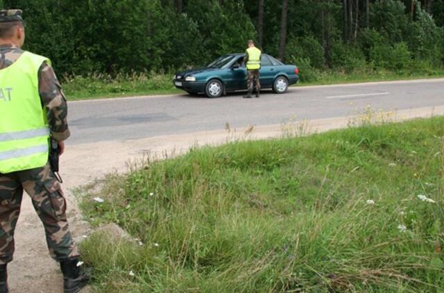 Su kontrabanda kovos premijuodami pareigūnus