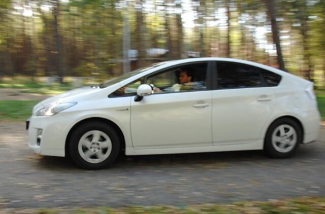 "Toyota Prius" modelis - pirmas pagal pardavimus Japonijoje 17-ąjį mėnesį iš eilės