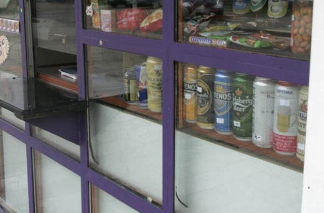 Vaikinai atėmė iš kioskininko alų