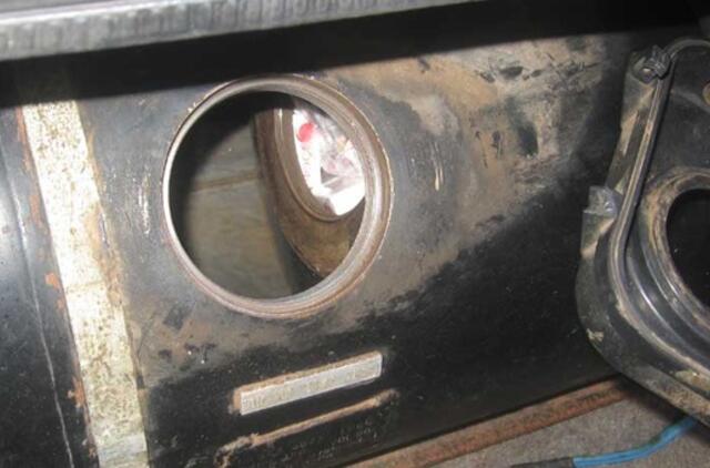 Vieni kontrabandininkai cigaretes slėpė, kiti - metė ir bėgo