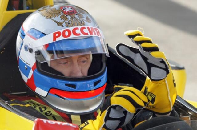 Vladimiras Putinas išbandė "Formulės 1" bolidą