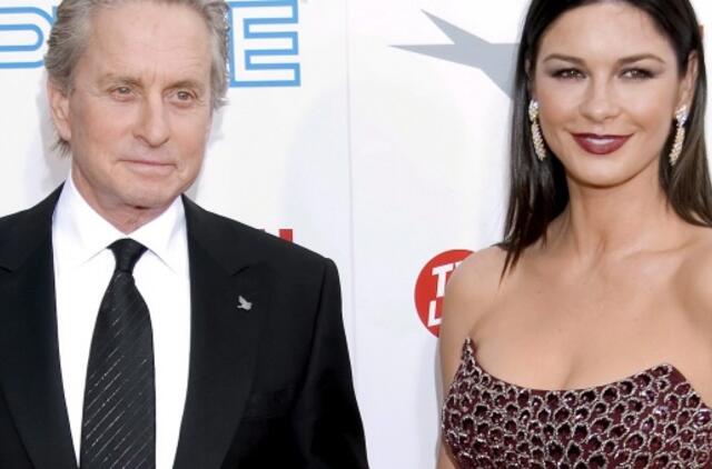 Catherine Zeta-Jones: vėžiu sergantis Michael Douglas jaučiasi geriau