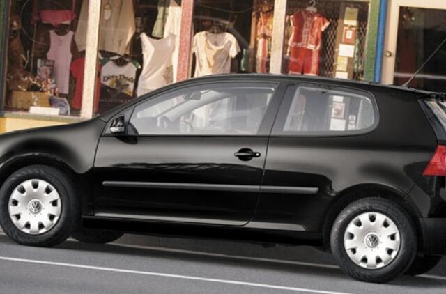 Dėl kuro nuotėkio rizikos "Volkswagen" atšauks 413 tūkst. automobilių