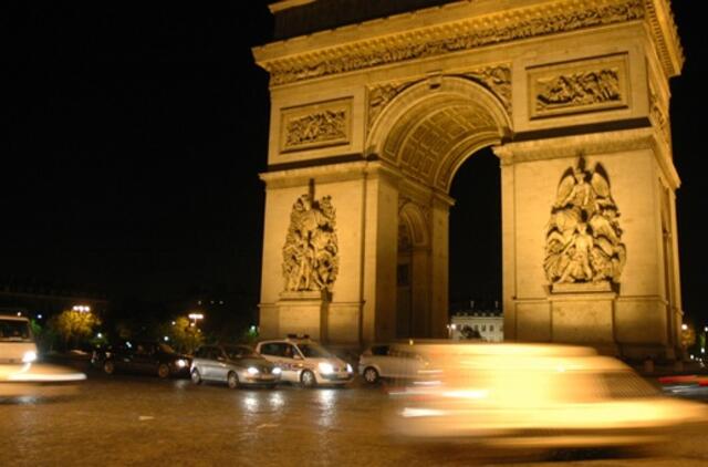 Elektromobiliai okupuos Paryžių "oranžinių dviračių" principu