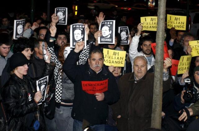 Ispanai protestuoja dėl "Wikileaks" įkūrėjo suėmimo