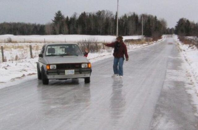 Kad automobilio vairuotojas kelyje nesijaustų lyg čiuožykloje