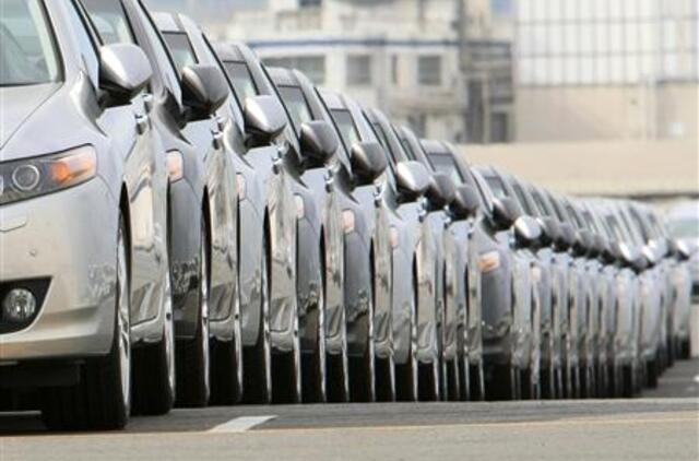 Naujų automobilių pardavimas Japonijoje sumažėjo beveik trečdaliu