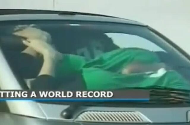 Pasaulio rekordas: į mažylį "Smart" tilpo 19 studenčių