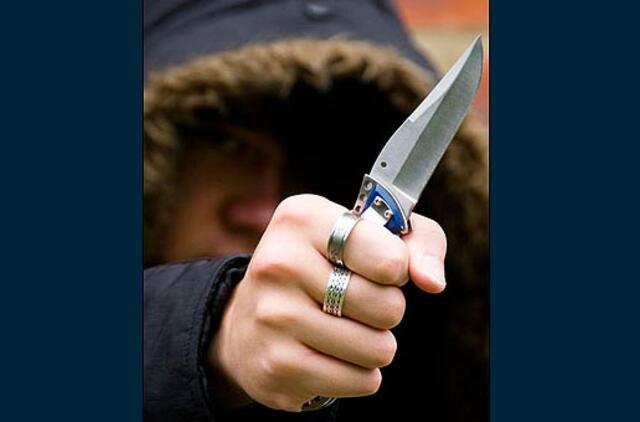 Per Kalėdas grasindamas peiliu pagrobė telefoną