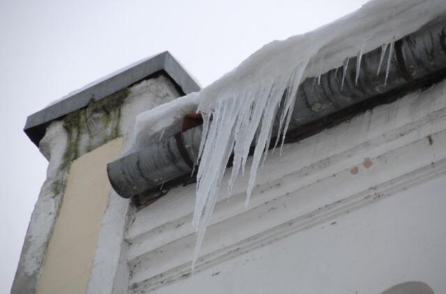 Klaipėdos senamiestis. Sniegas ir varvekliai