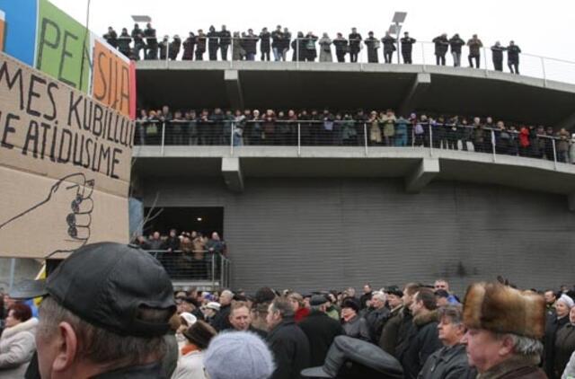Premjeras siūlymus atkurti sumažintas pensijas nuo balandžio 1-osios vadina juodu humoru