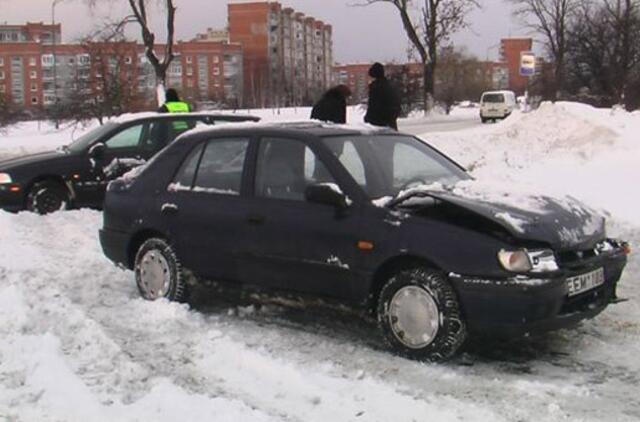 Pusnis vairuotojai užstojo pagrindinį kelią