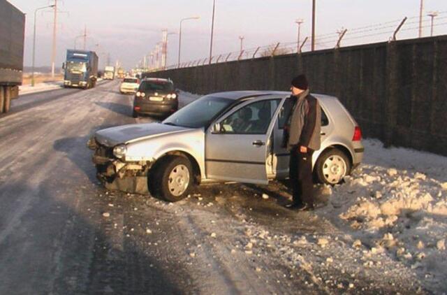 Slidinėjančius automobilius sulaikė tvoros