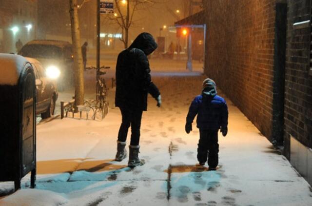 Smarki pūga rytinėje Jungtinių Valstijų pakrantėje sukėlė transporto chaosą