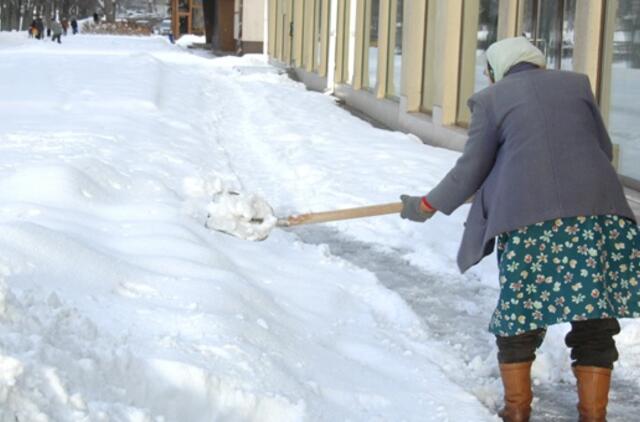 Sniegui valyti klaipėdiečiams dovanojami kastuvai
