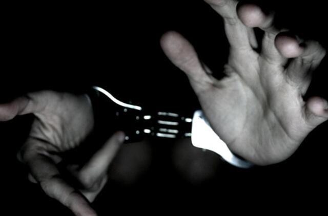 Sprukdamas parduotuvės plėšikas pateko po automobilio ratais