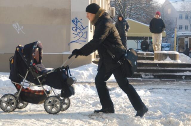 Vaikus auginantiems tėvams - galimybė gauti ir pajamų, ir pašalpą