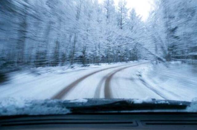 Vairuotojams: eismo sąlygos keliuose sudėtingos