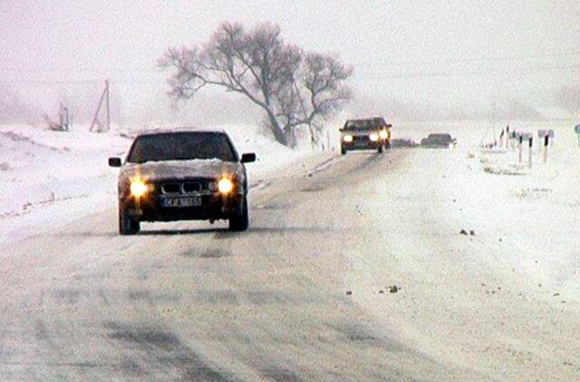 Vairuotojų dėmesiui: keliai yra slidoki