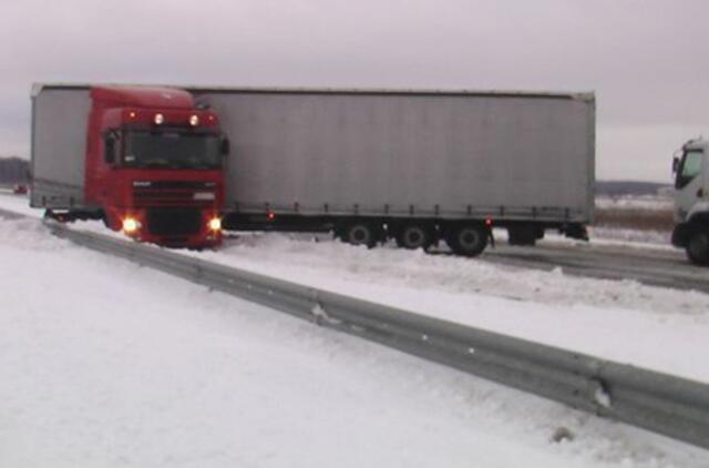 Vilkikas blokavo eismą autostradoje