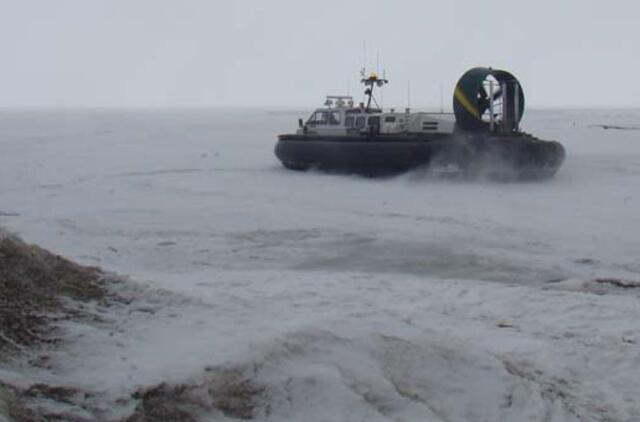 Ant marių ledo sulaikyti kaimyninės šalies žvejai