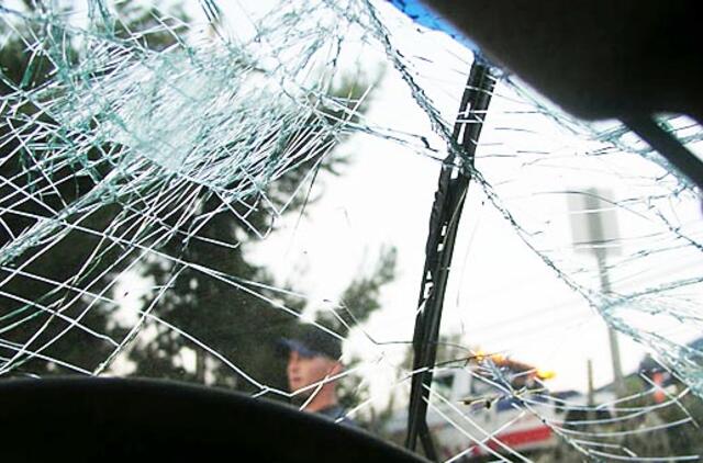 Automobiliai žmones žaloja ne tik avarijose