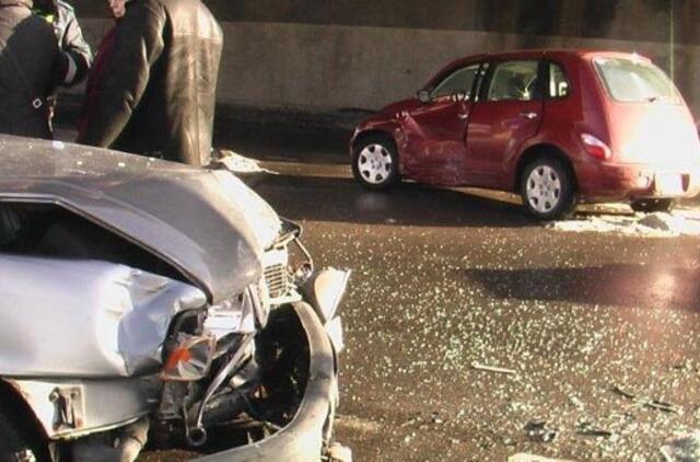 Avarijoje prie viaduko sužeisti žmonės