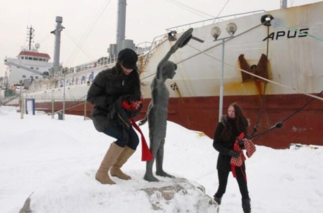 Berniukas su šuneliu nusivilko kalėdinį rūbą