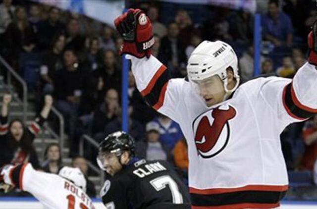 Dainius Zubrus prie pergalės prisidėjo įvarčiu