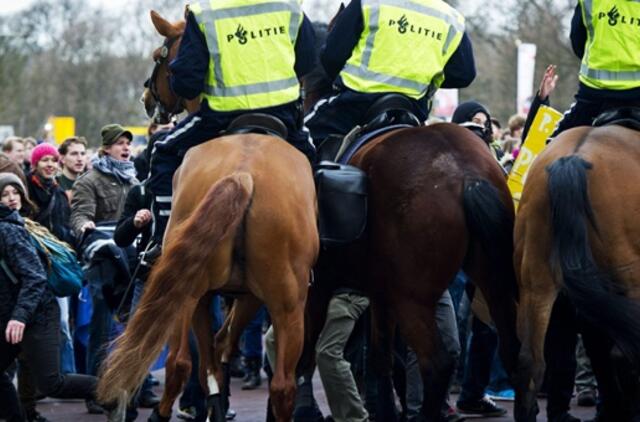 Dėl vyriausybės taupymo protestuojantys olandų studentai susirėmė su policija
