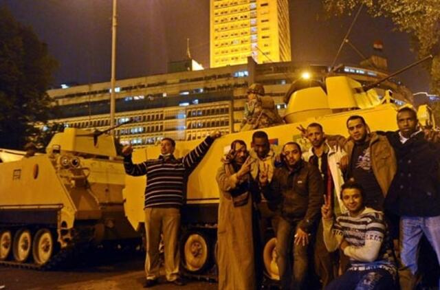 Egipte paleista vyriausybė, prezidentas trauktis atsisako