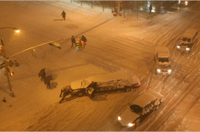 Gausus sniegas pristabdė gyvenimą Niujorke