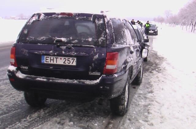 "Jeep" nuo smūgio į medžius sulaikė pusnis