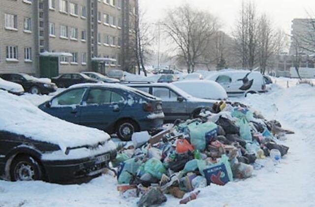 Konteineriai perkeliami į gatves