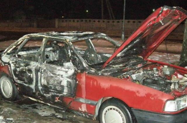 Prokurorai tiria kelias versijas dėl 7 automobilių padegimo Marijampolėje