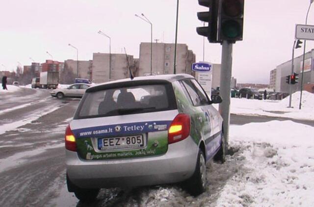 "Škoda" trenkėsi į sankryžos šviesoforą