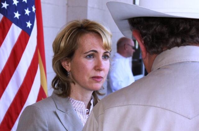 Sunkiai sužeista JAV Kongreso narė Gabrielle Giffords atgavo sąmonę