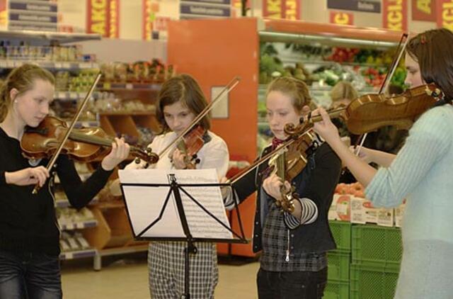 Tarp prekių lentynų - menininkų provokacija