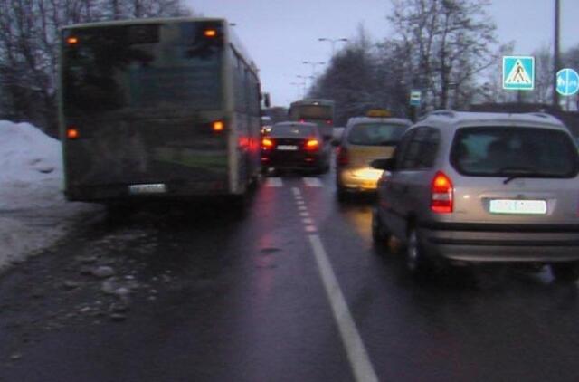 Vairuotojams: plikledis, bet keliai barstomi