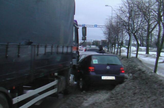 "Žalią" vairuotoją prispaudė sunkvežimis